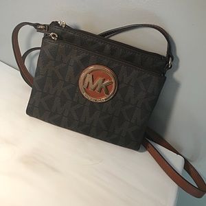 Micheal Kors | brown logo cross body